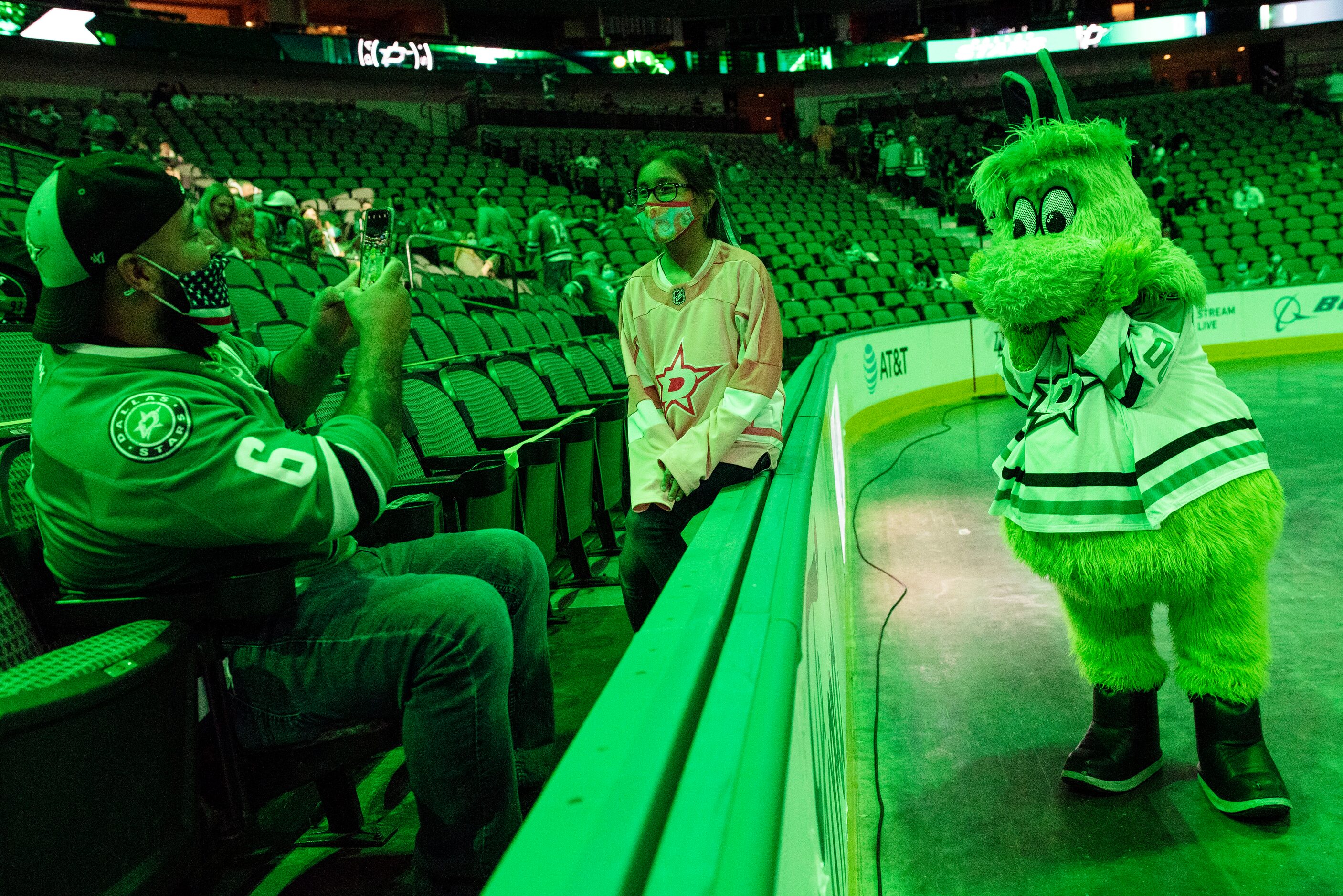 Oscar Gonzalez, left, photographs his step-daughter Malerie Soleros, 8, with the Dallas...