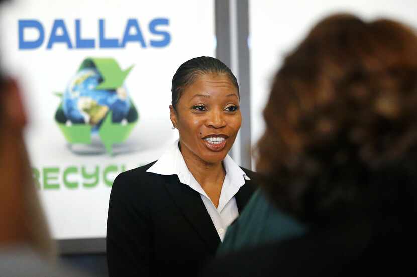La nueva jefa de policía de Dallas U. Renee Hall se reunió con grupos comunitarios durante...