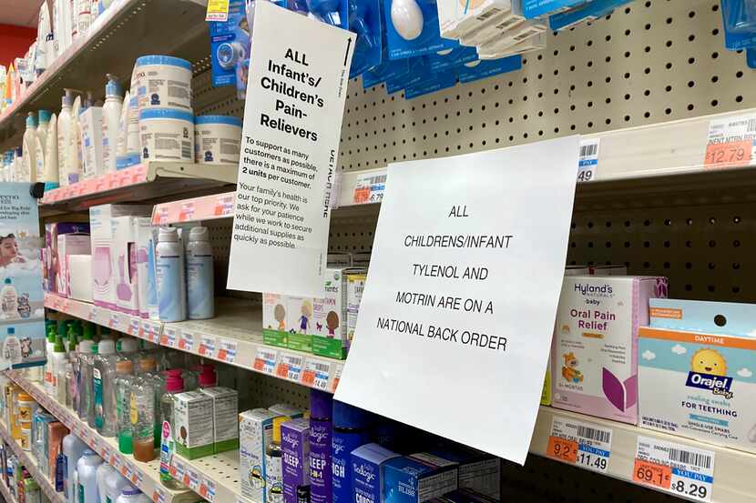 Un letrero cerca de la sección de medicina infantil indica escasez del producto, el domingo...