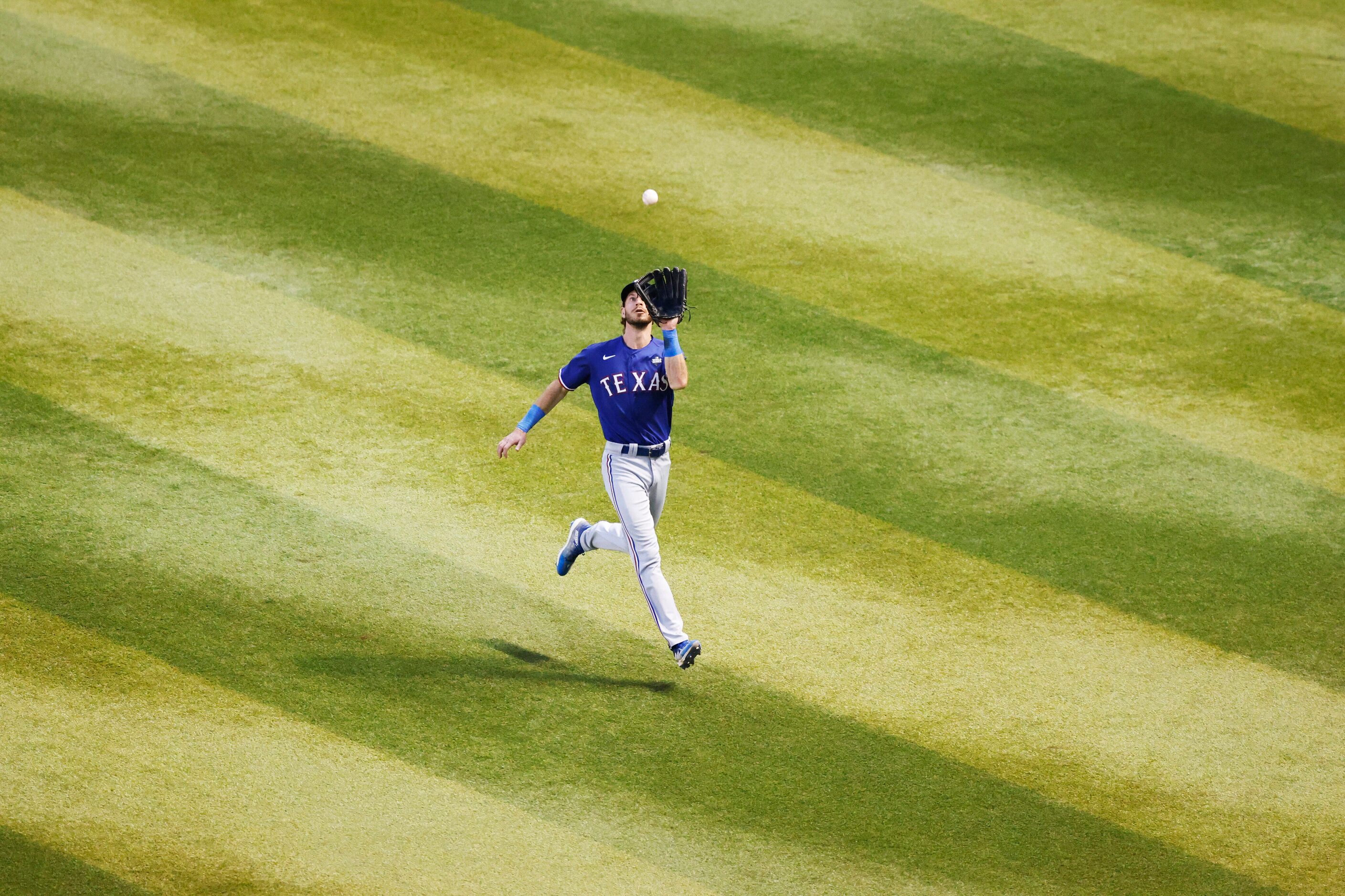 Texas Rangers right fielder Travis Jankowski (16) catches a fly out hit by Arizona...