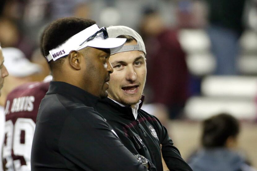 Cleveland Browns quarterback Johnny Manziel, right, talks with Texas A&M coach Kevin Sumlin ...