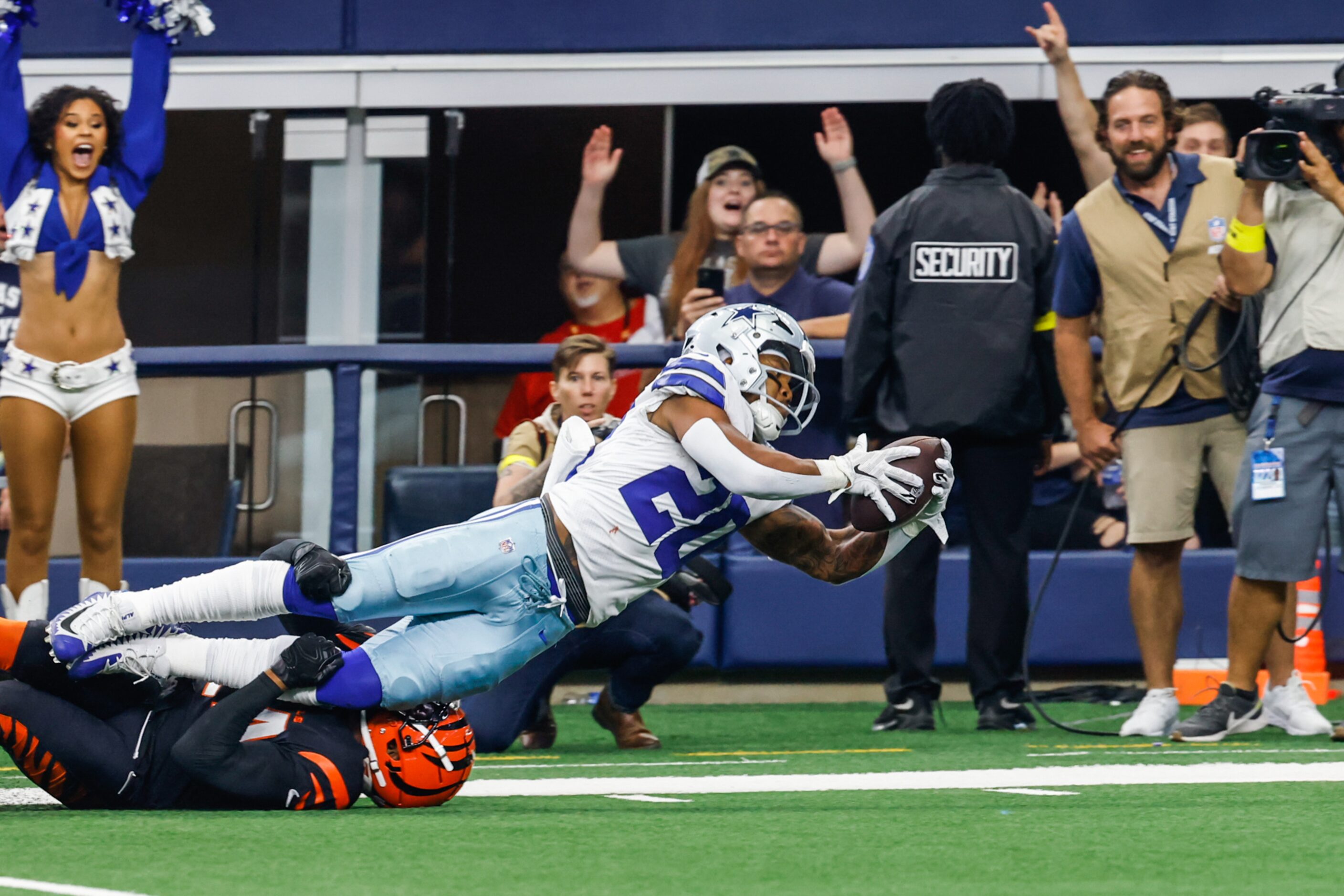 Dallas Cowboys running back Tony Pollard (20) attempts a touchdown as Cincinnati Bengals...