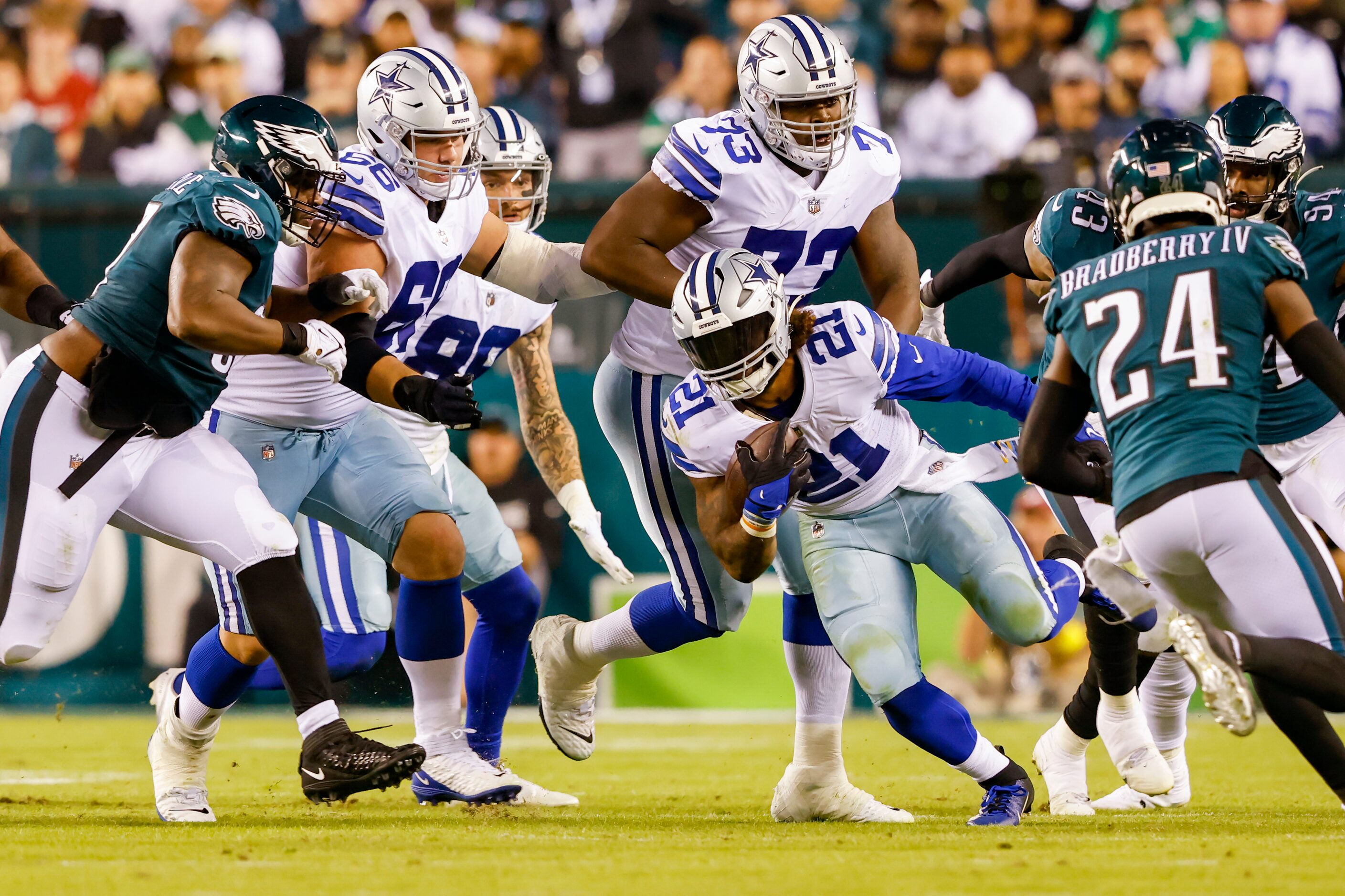 Dallas Cowboys running back Ezekiel Elliott (21) runs against the Philadelphia Eagles...