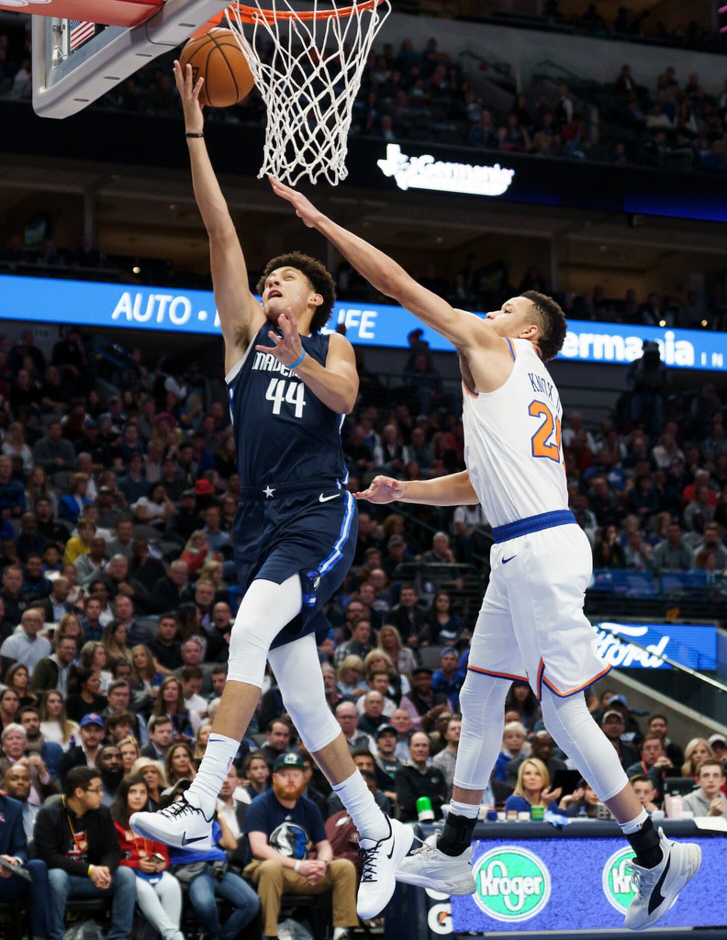 Dallas Mavericks forward Justin Jackson (44) drives to the basket past New York Knicks...