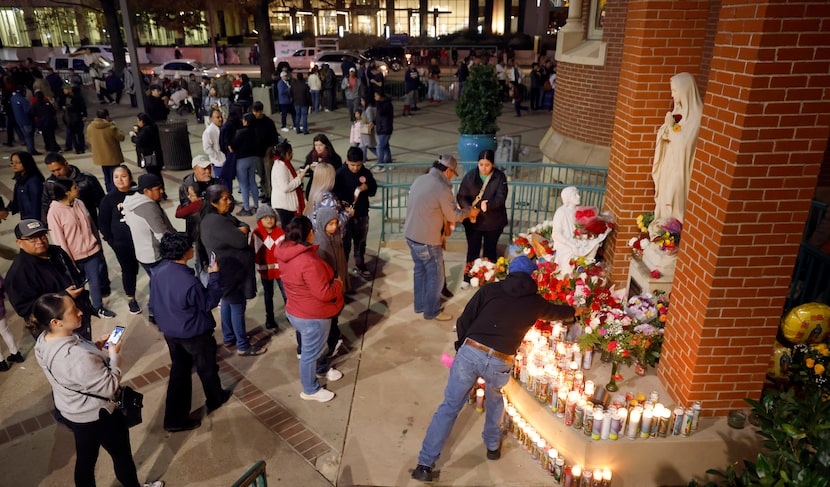 Miles de personas visitaron la Catedral Guadalupe de Dallas este 12 de diciembre para rezar,...