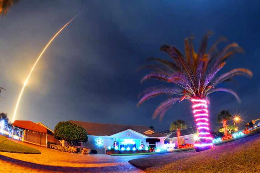 El cohete SpaceX Falcon 9 fue lanzado el lunes por la noche desde Cabo Cañaveral.(AP)
