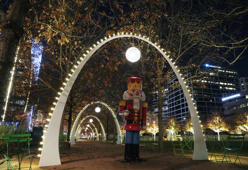 Lucecitas navideñas en Klyde Warren Park de Dallas, en diciembre de 2020.