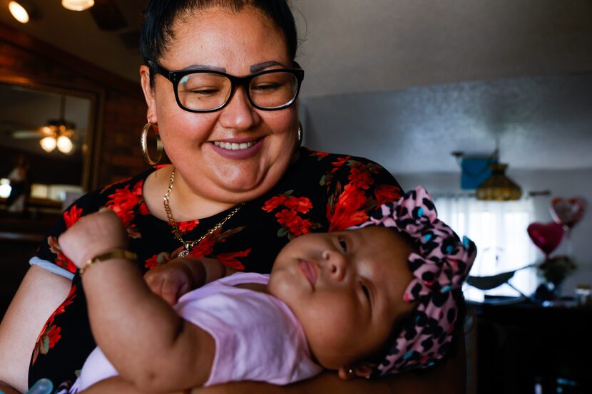 Yesenia Mendieta junto a su hija Yesenia Rivera en su casa en Allen.
El esposo de Mendieta...