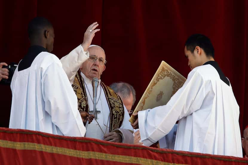 El papa Francisco da su discurso de Navidad “Urbi et Orbi” (latín de “para la ciudad y para...