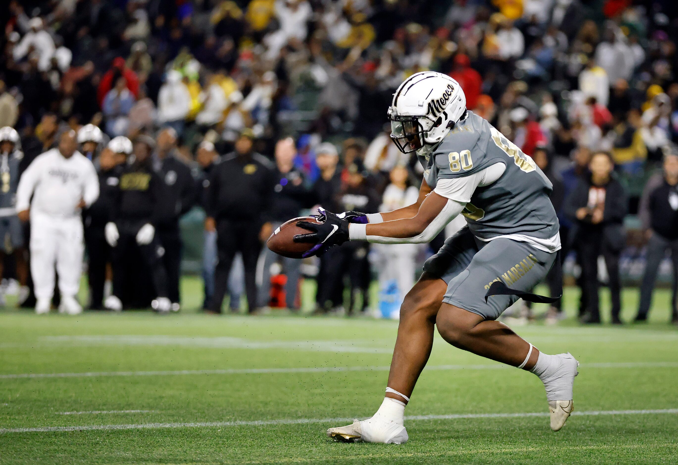 South Oak Cliff’s Keith Smith (80) catches a two-point conversion during the fourth quarter...