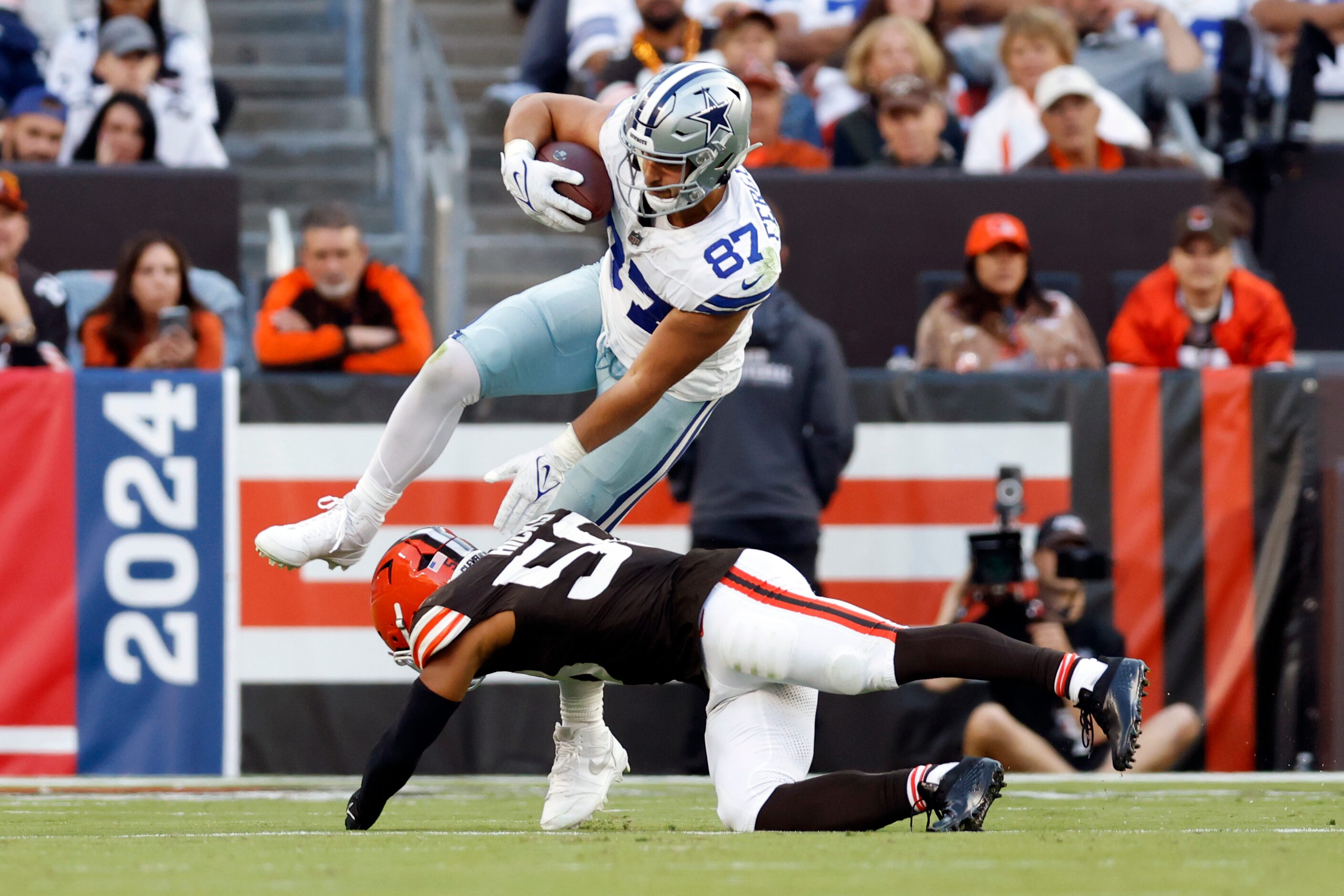 Cleveland Browns linebacker Jordan Hicks (58) tackles Dallas Cowboys tight end Jake Ferguson...