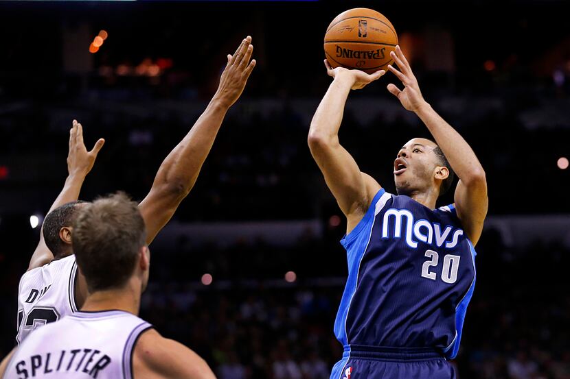 Dallas Mavericks guard Devin Harris (20) pulls up and hits a jumper in the lane during the...