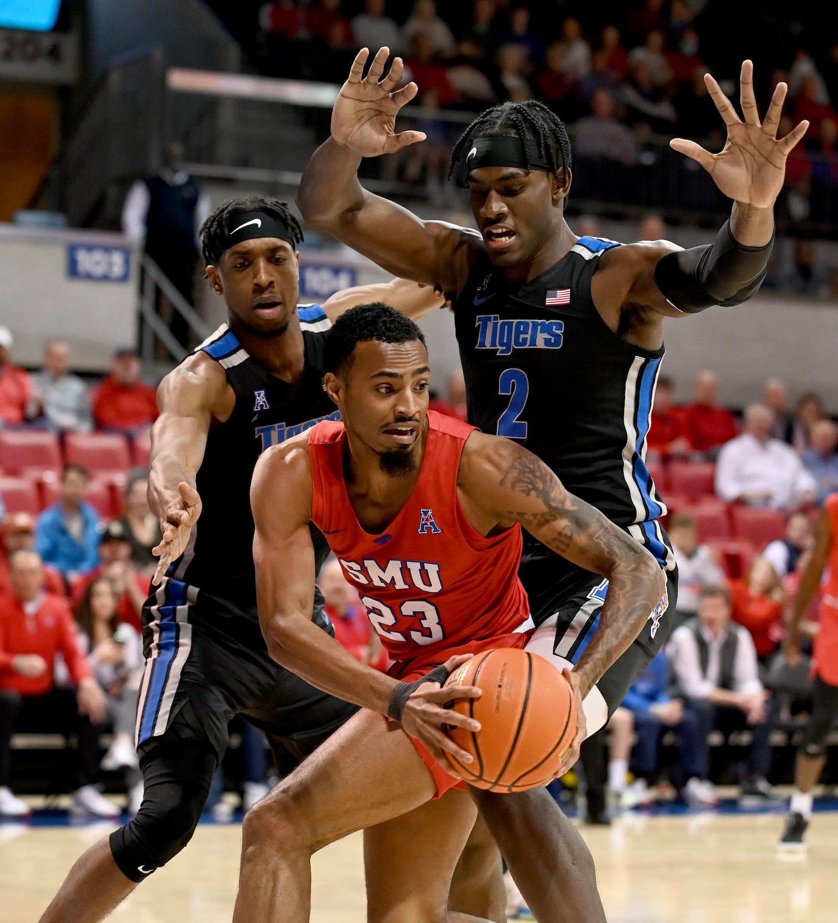 SMU guard Michael Weathers (23) looks to pass out of the defense by Memphis forward DeAndre...
