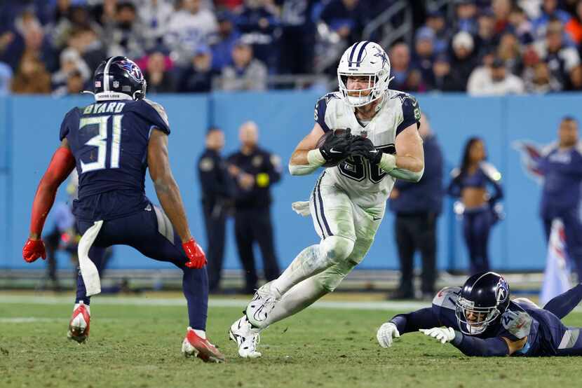 Dallas Cowboys tight end Dalton Schultz (86) runs after a catch between Tennessee Titans...