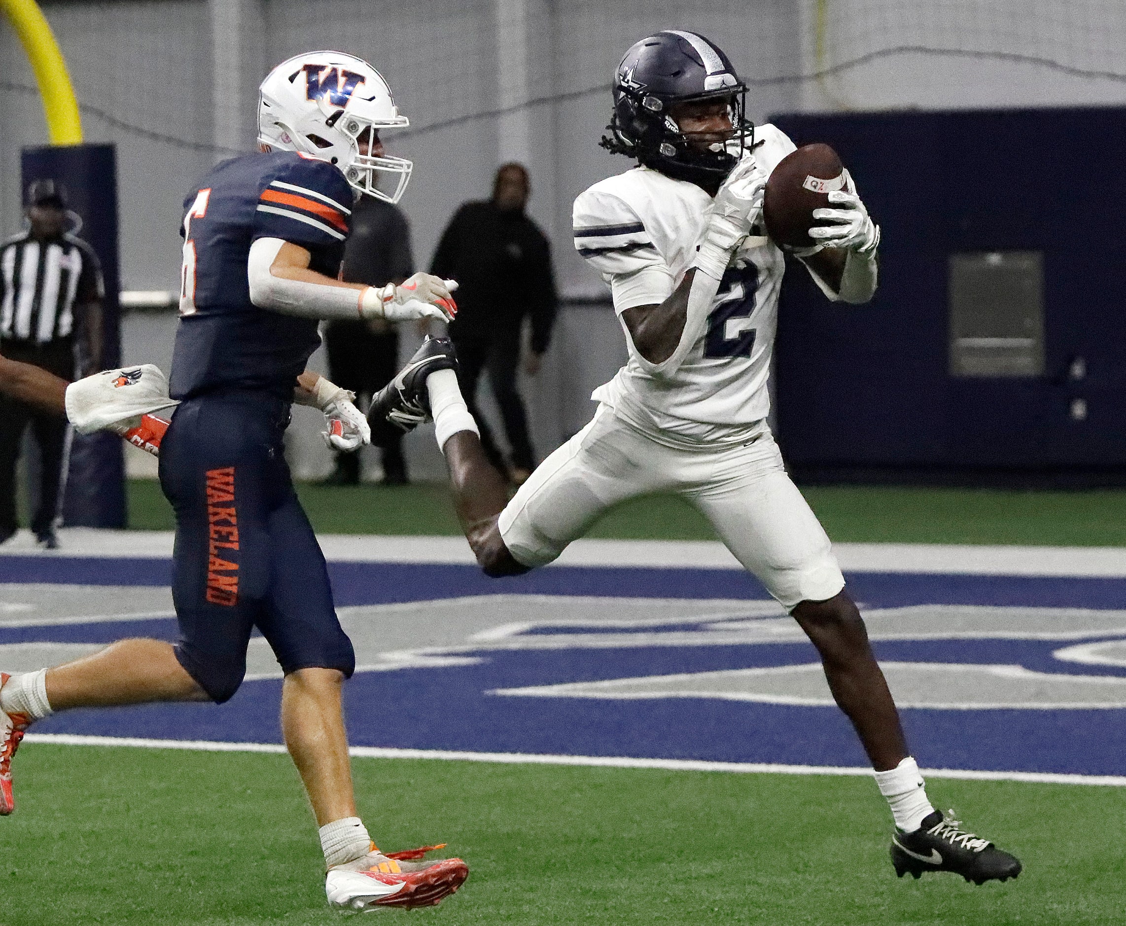 Lone Star High School wide receiver Dekhari Dean (2) scores a late touchdown to give Lone...