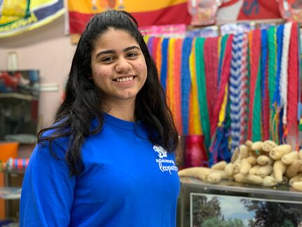 Annie Celaya, 15, atiende junto a su mamá la Tienda Salvadoreña San Miguel. Es estudiante de...