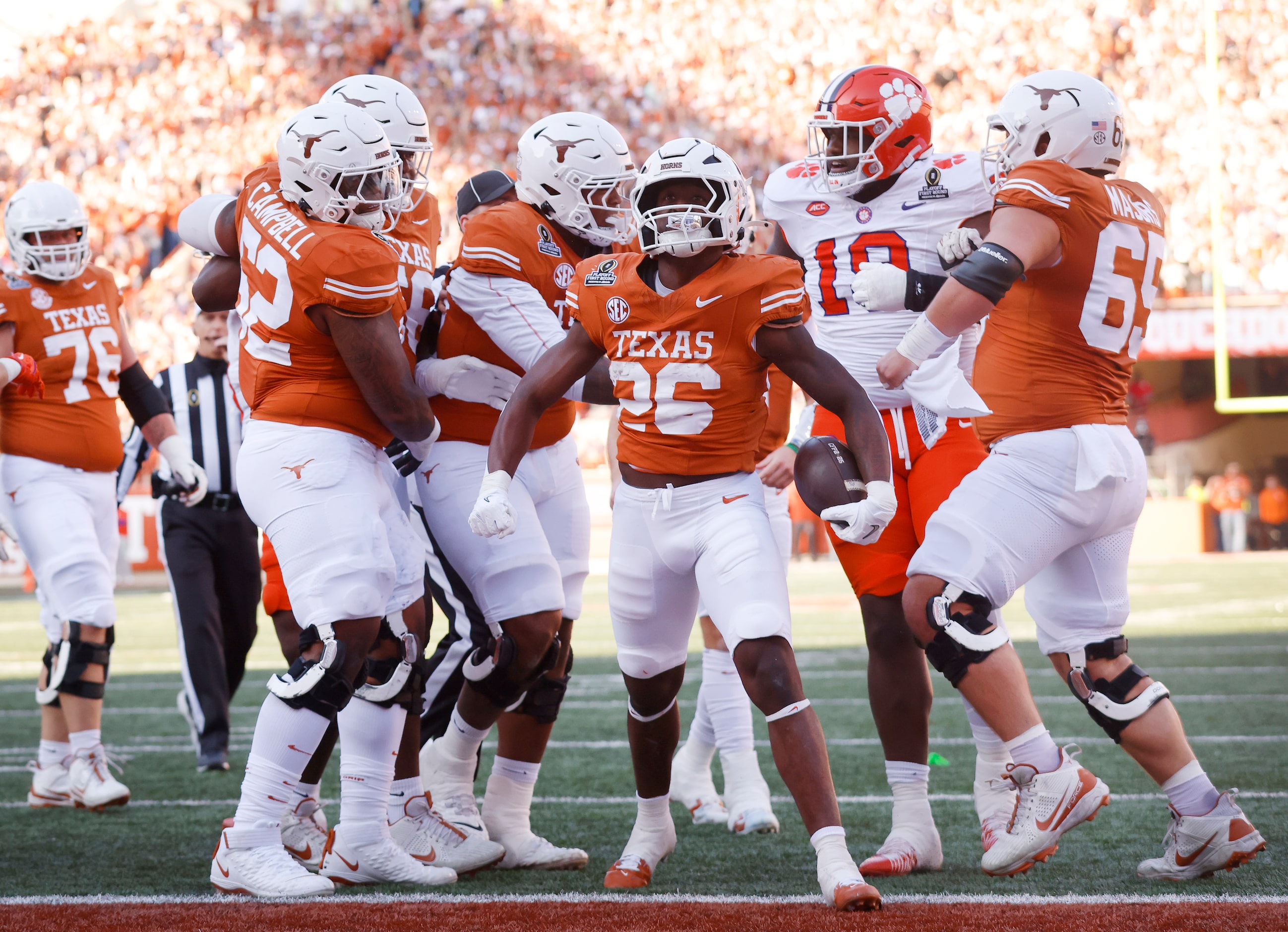 Texas Longhorns running back Quintrevion Wisner (26) celebrates his first quarter touchdown...