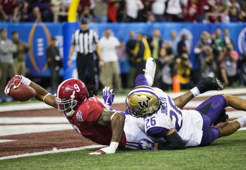 Washington defensive back Sidney Jones (26) is beaten by Alabama running back Bo Scarbrough...