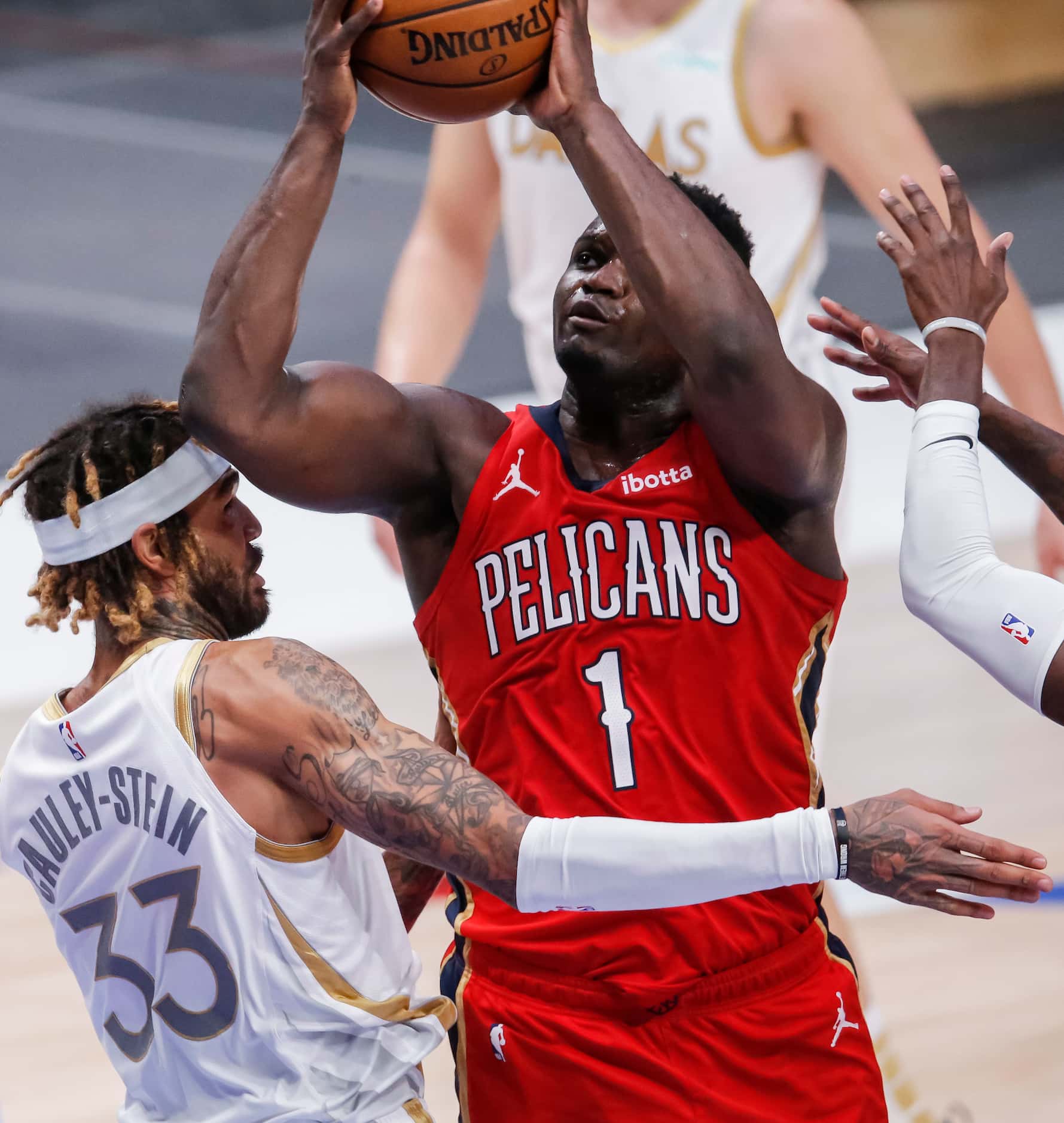 New Orleans Pelicans forward Zion Williamson (1) attempts a shot as Dallas Mavericks forward...