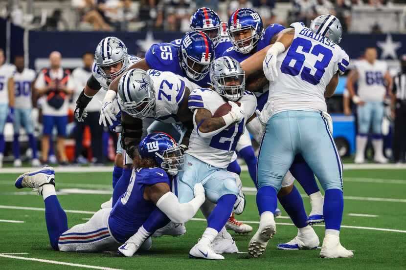 Dallas Cowboys' RB Ezekiel Elliot (21) protects the football during the first half of the...