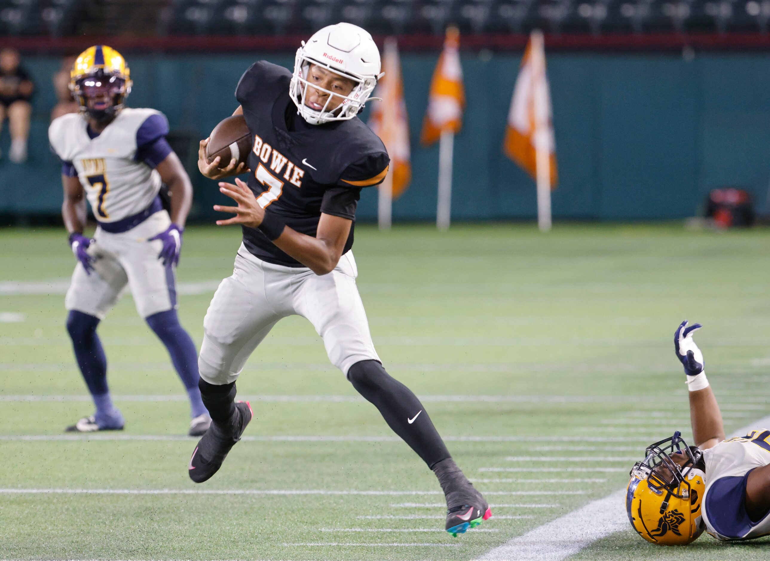 James Bowie High’s Larry Nichols (7) dodges as tackled by Lamar High’s Damien Brown (right)...