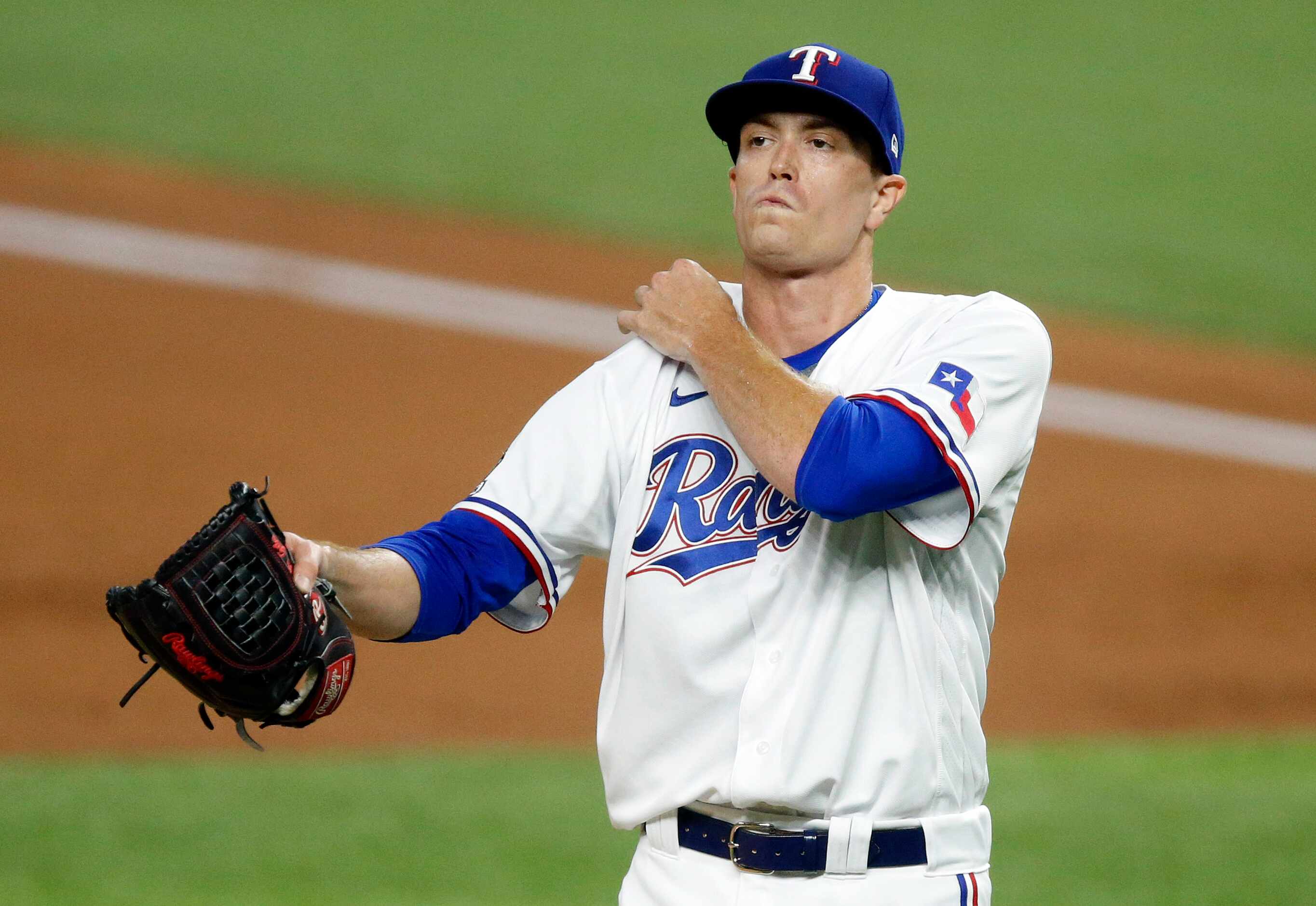 Texas Rangers starting pitcher Kyle Gibson (44) reacts after walking Arizona Diamondbacks...