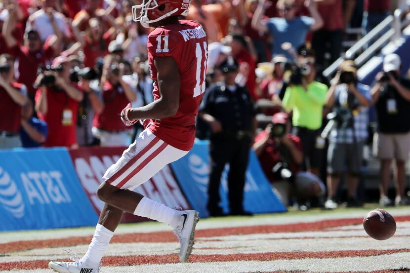 Oklahoma Sooners wide receiver Dede Westbrook (11) scores a 71-yard touchdown reception in...