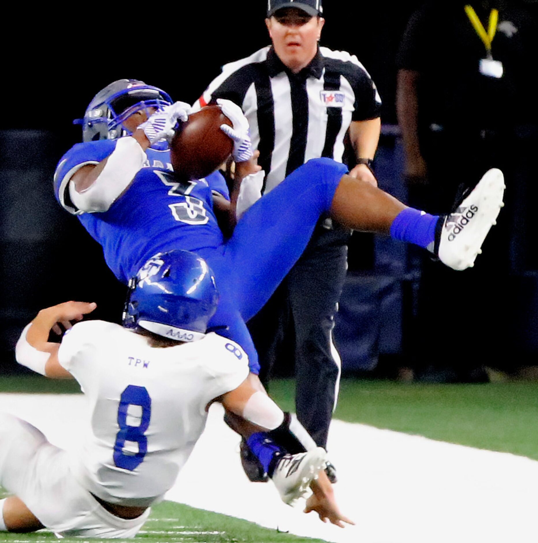 Omaha Pewitt High School wide receiver Lajathen Allen (3) catches a deep pass while Gunter...