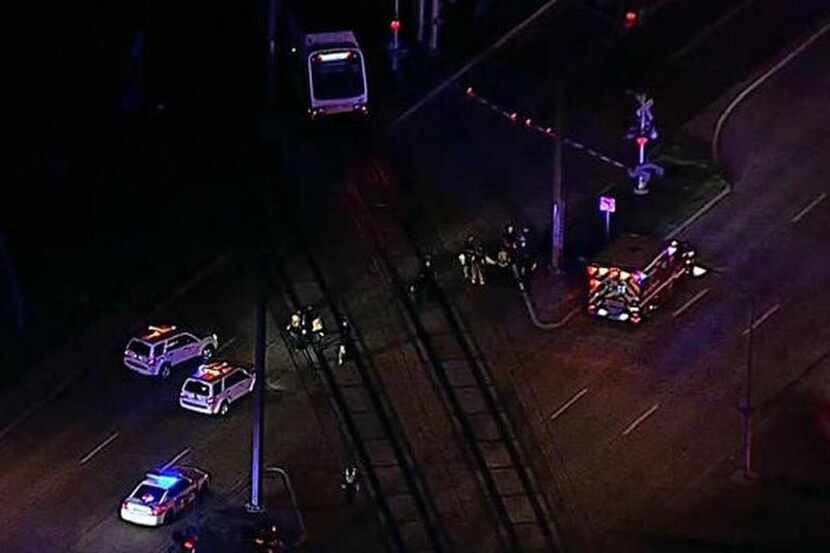 Un hombre murió atropellado por un tren de DART la mañana del lunes(CORTESÍA)
