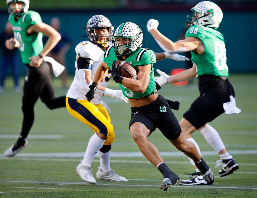 Southlake Carroll running back Riley Wormley (9) breaks free for a big first quarter run...