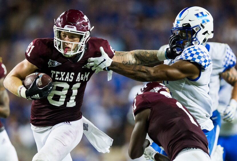 Texas A&M Aggies tight end Jace Sternberger (81) stiff arms Kentucky Wildcats cornerback...