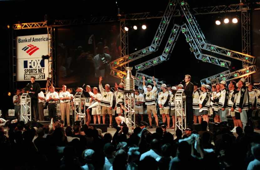 The Dallas Stars wave to fans as they took the stage inside Reunion Arena during the teams...