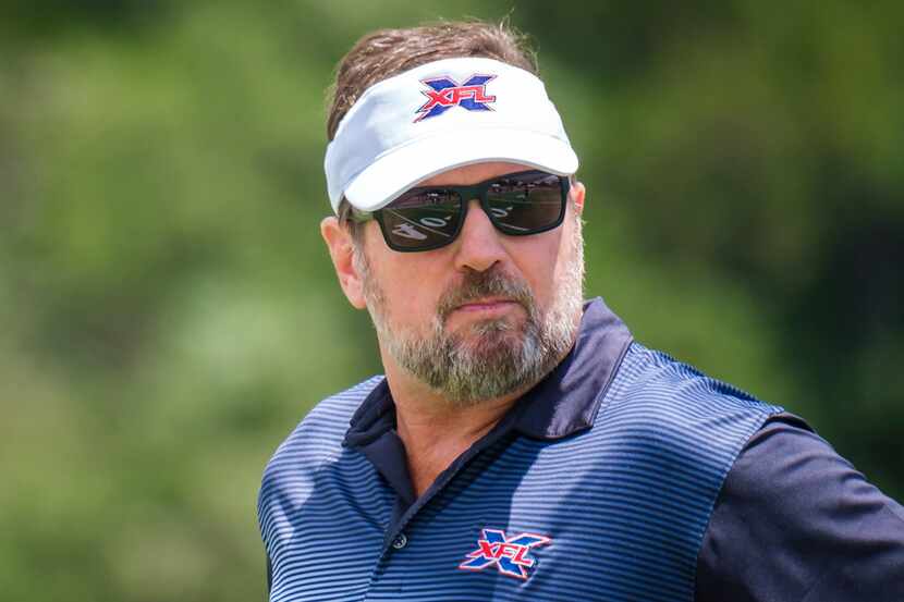 Bob Stoops watches during tryouts for the new Dallas XFL pro football team at UTA's Maverick...