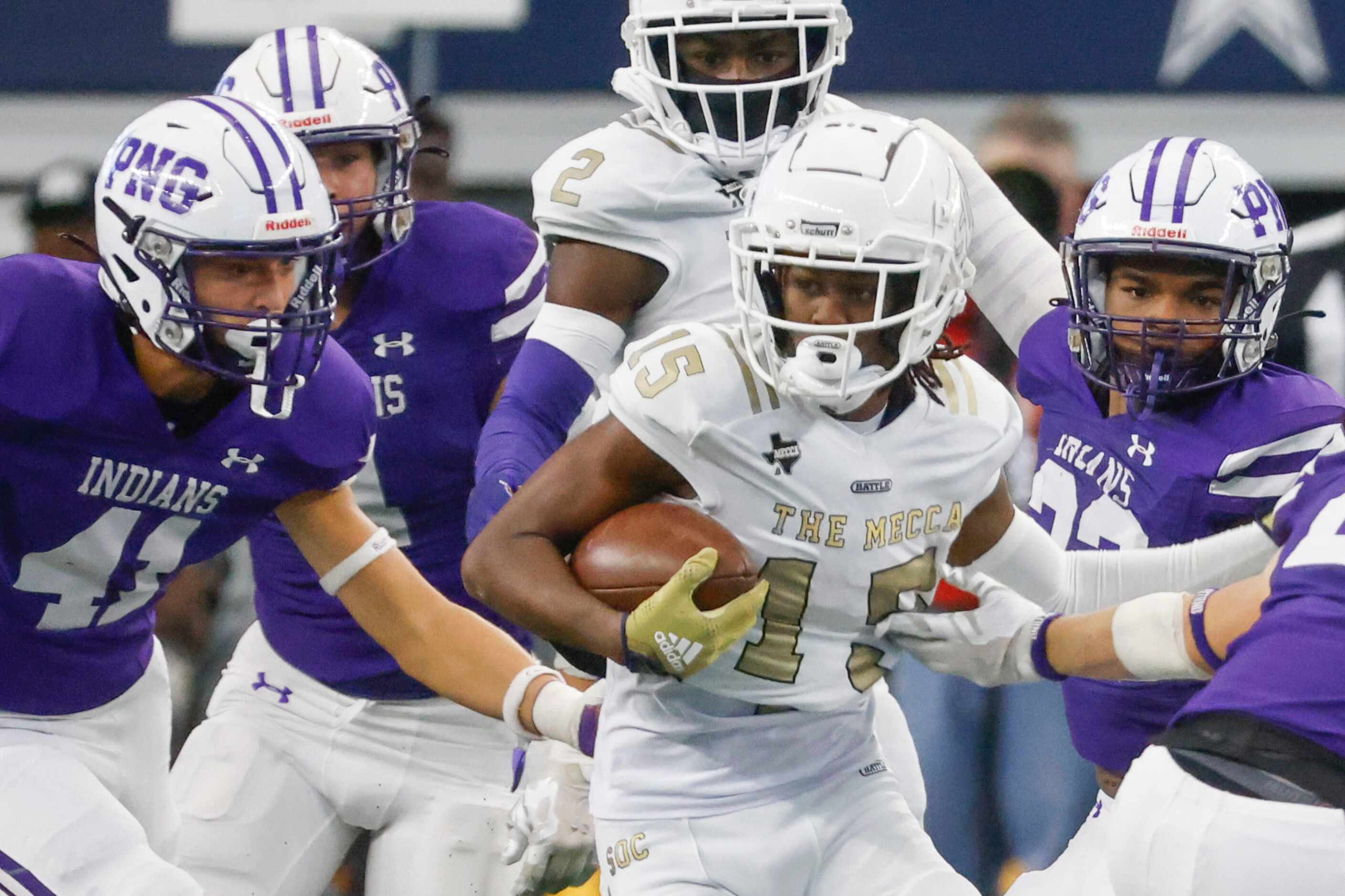 South Oak Cliff’s wide receiver Daveon Ennis  (15) goes past Port Neches-Groves’ Linebacker...