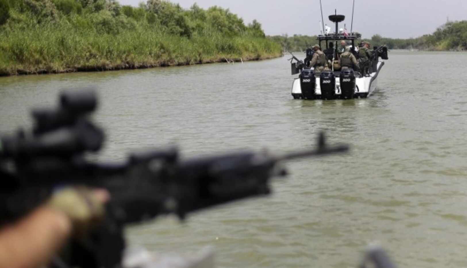 Agentes del Departamento de Seguridad Pública de Texas patrullan el Río Grande a la altura...