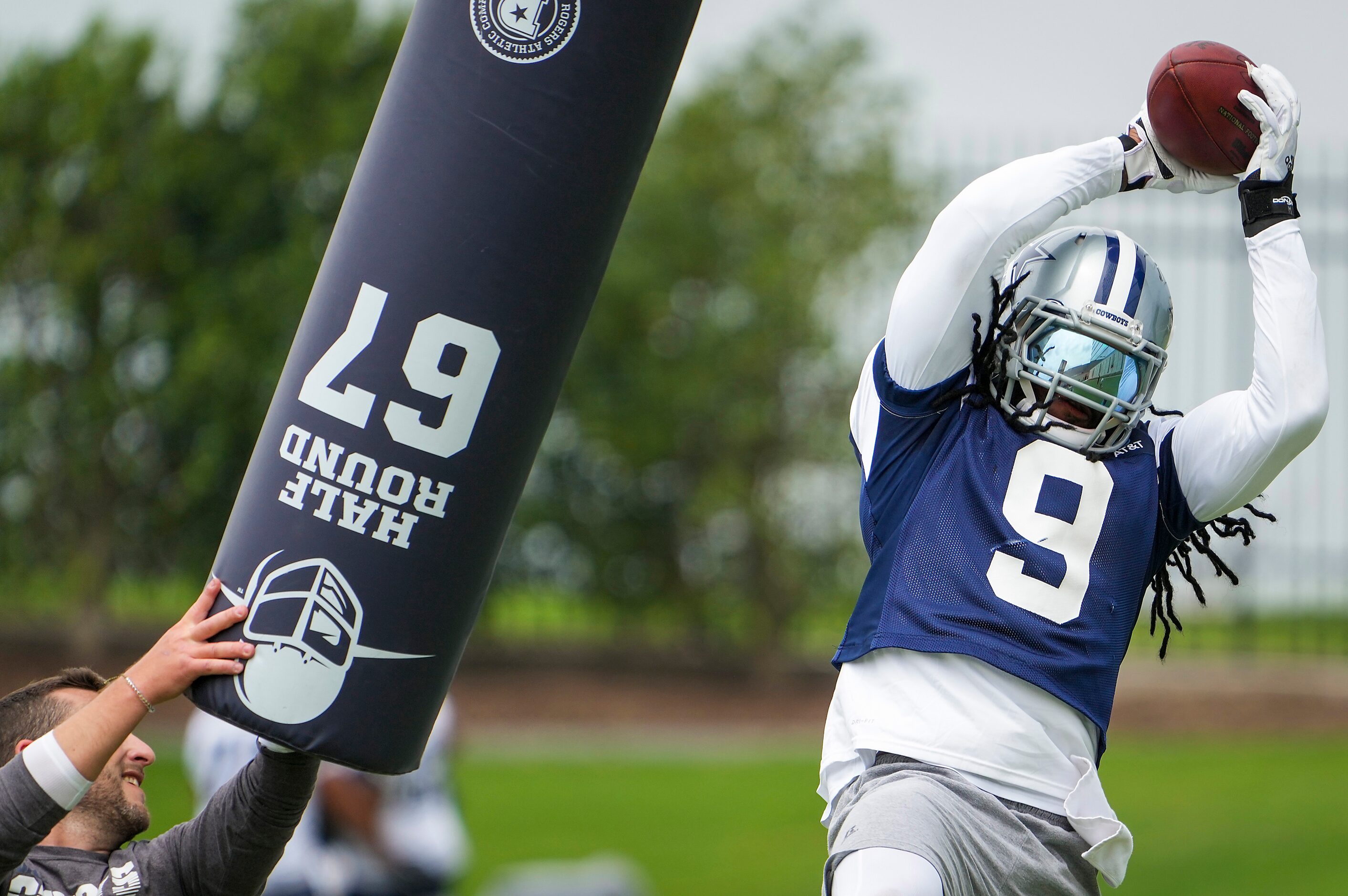 Dallas Cowboys linebacker Jaylon Smith (9) makes a catch while participating in a drill...