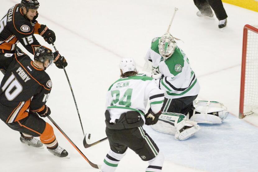 The Anaheim Ducks' Ryan Getzlaf (15) scores against Dallas Stars goalie Kari Lehtonen,...