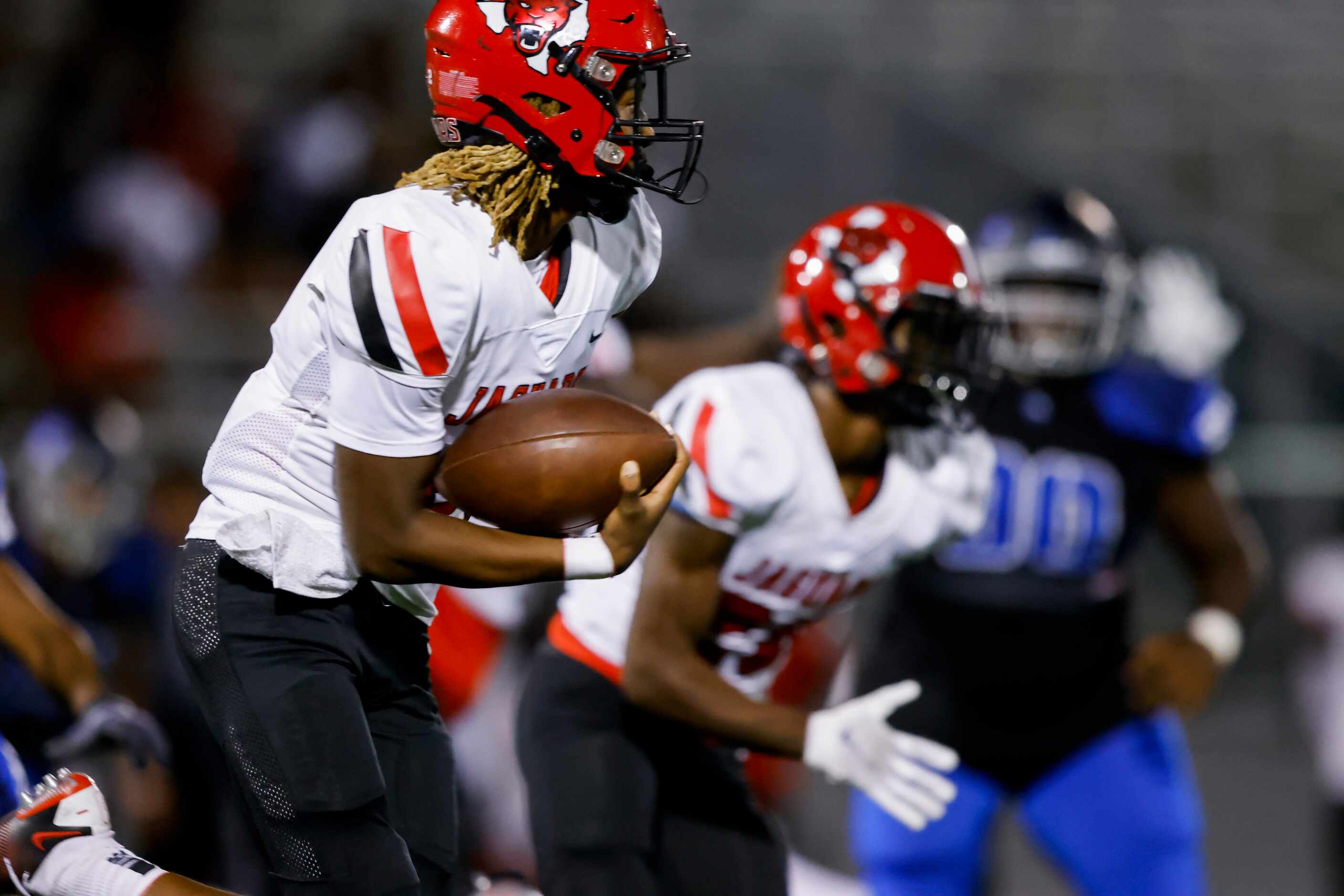 Mesquite Horn’s quarterback J.T. Thomas (2) runs with the ball against North Forney during...