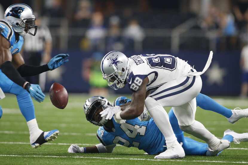 Nov 26, 2015; Arlington, TX, USA; Dallas Cowboys wide receiver Dez Bryant (88) cannot catch...