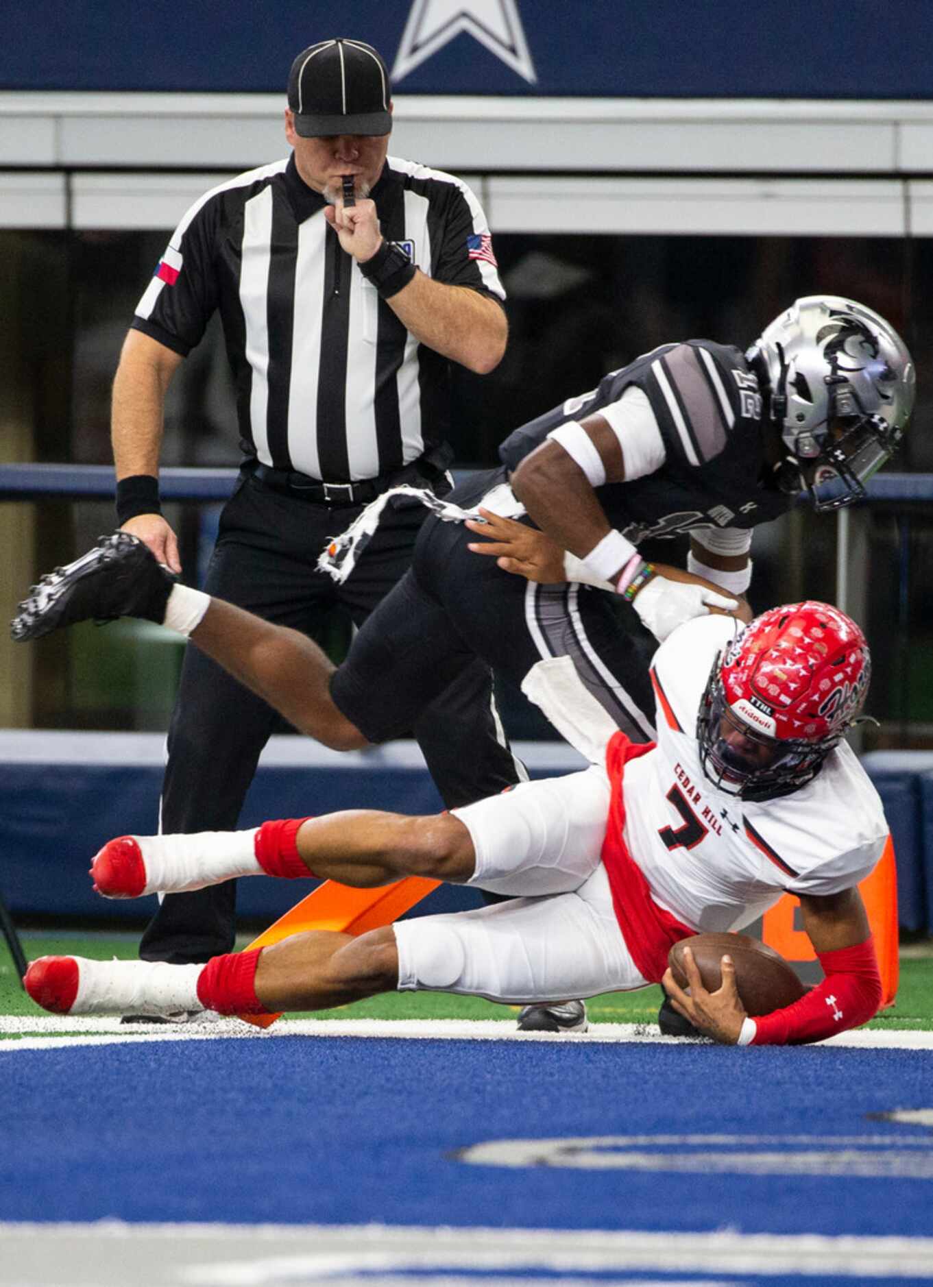 Cedar Hill quarterback Kaidon Salter (7) makes the first game touchdown after maneuvering...