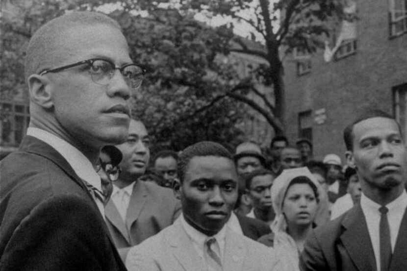 Malcolm X (izq.) en una demostración pública en 1963 en Harlem.
