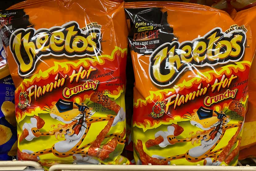 ¿Quién inventó los Flamin' Hot Cheetos? Un exempleado de Frito Lay, Richard Montañez cuya...