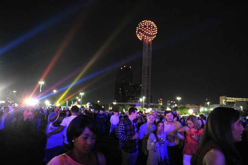 Fans listen to Jason Aldean at the 2014 NCAA March Madness Music Festival during the NCAA...