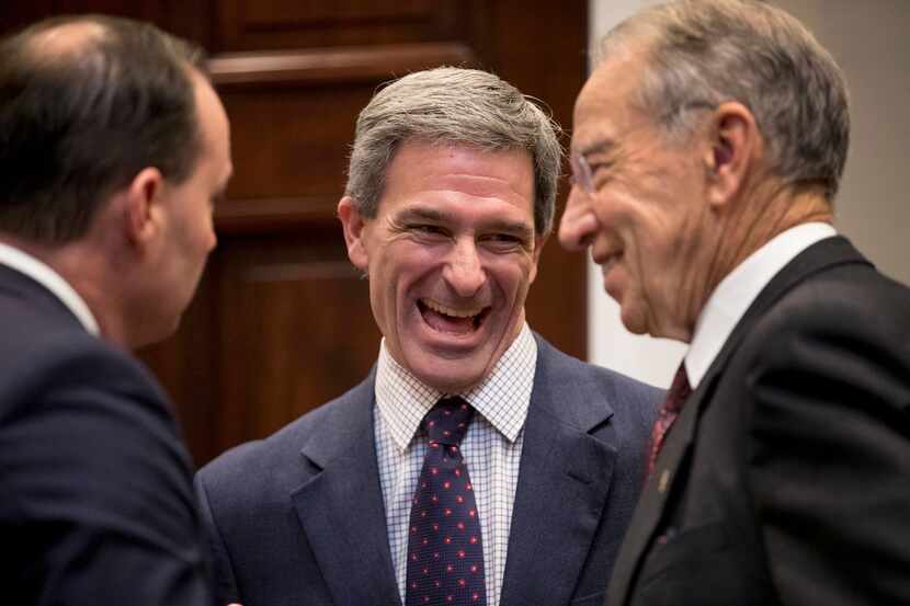 Ken Cuccinelli (centro) fue Fiscal General de Virginia. AP Photo/Andrew Harnik, File)
