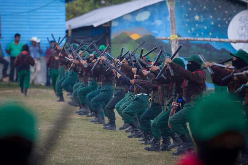 Miembros del Ejército Zapatista de Liberación Nacional, EZLN, marchan hacia una plaza...
