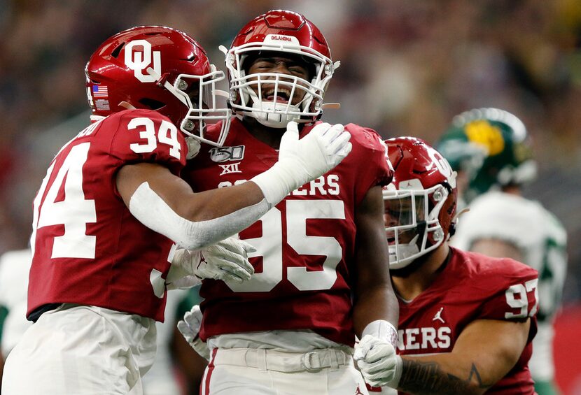 Oklahoma Sooners defensive lineman Isaiah Thomas (95) celebrates his fourth quarter stop of...