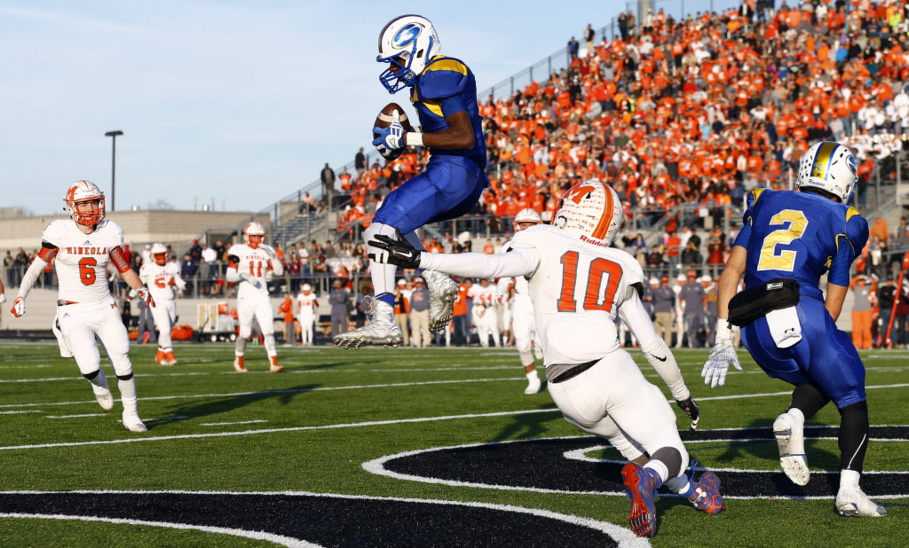 TXHSFB Sunnyvale's Chima Enyinna (1) makes the catch for a touchdown as Mineola's Kartney...