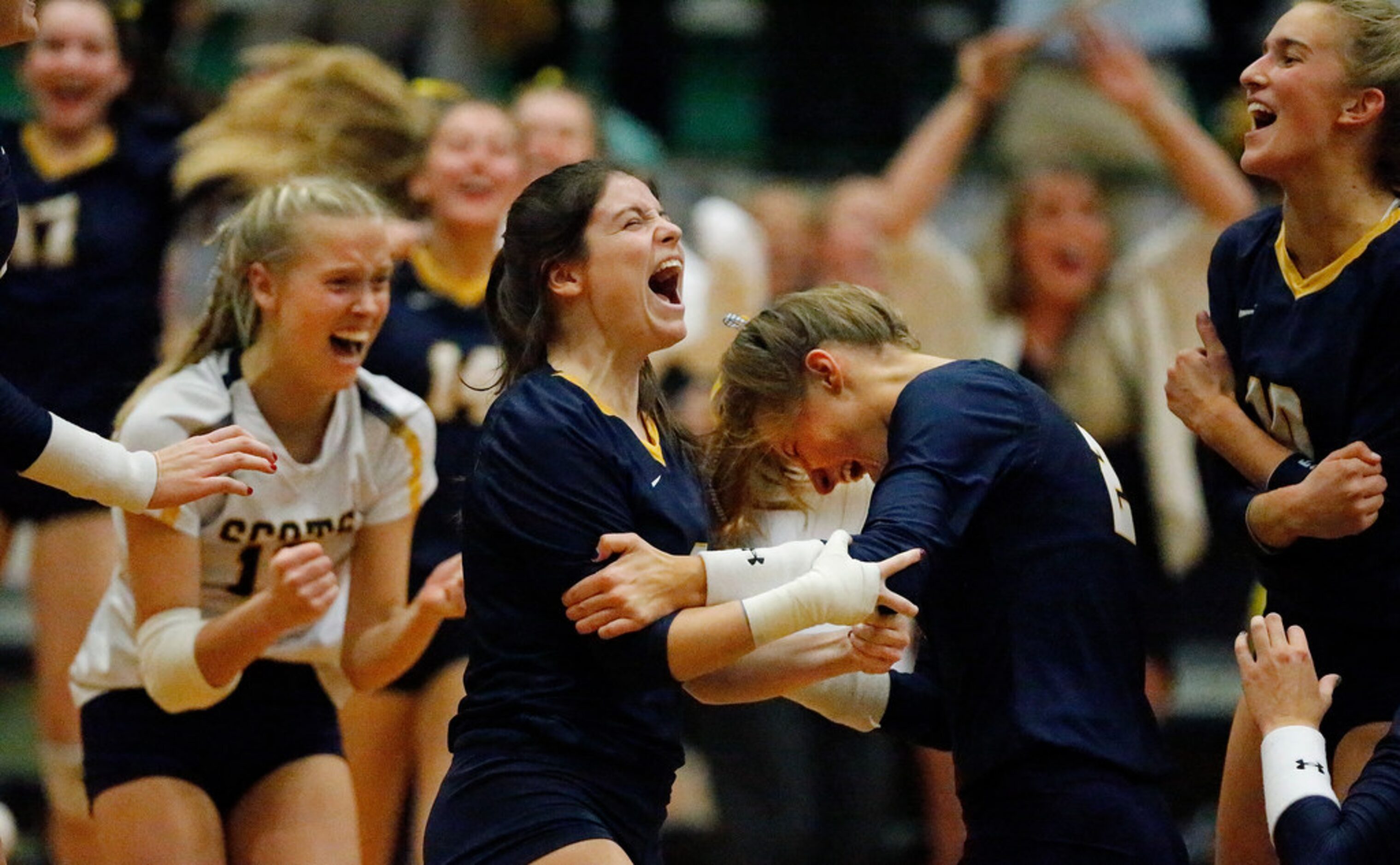 Highland Park High School setter Jeanne Tulimieri (4) and Highland Park High School outside...