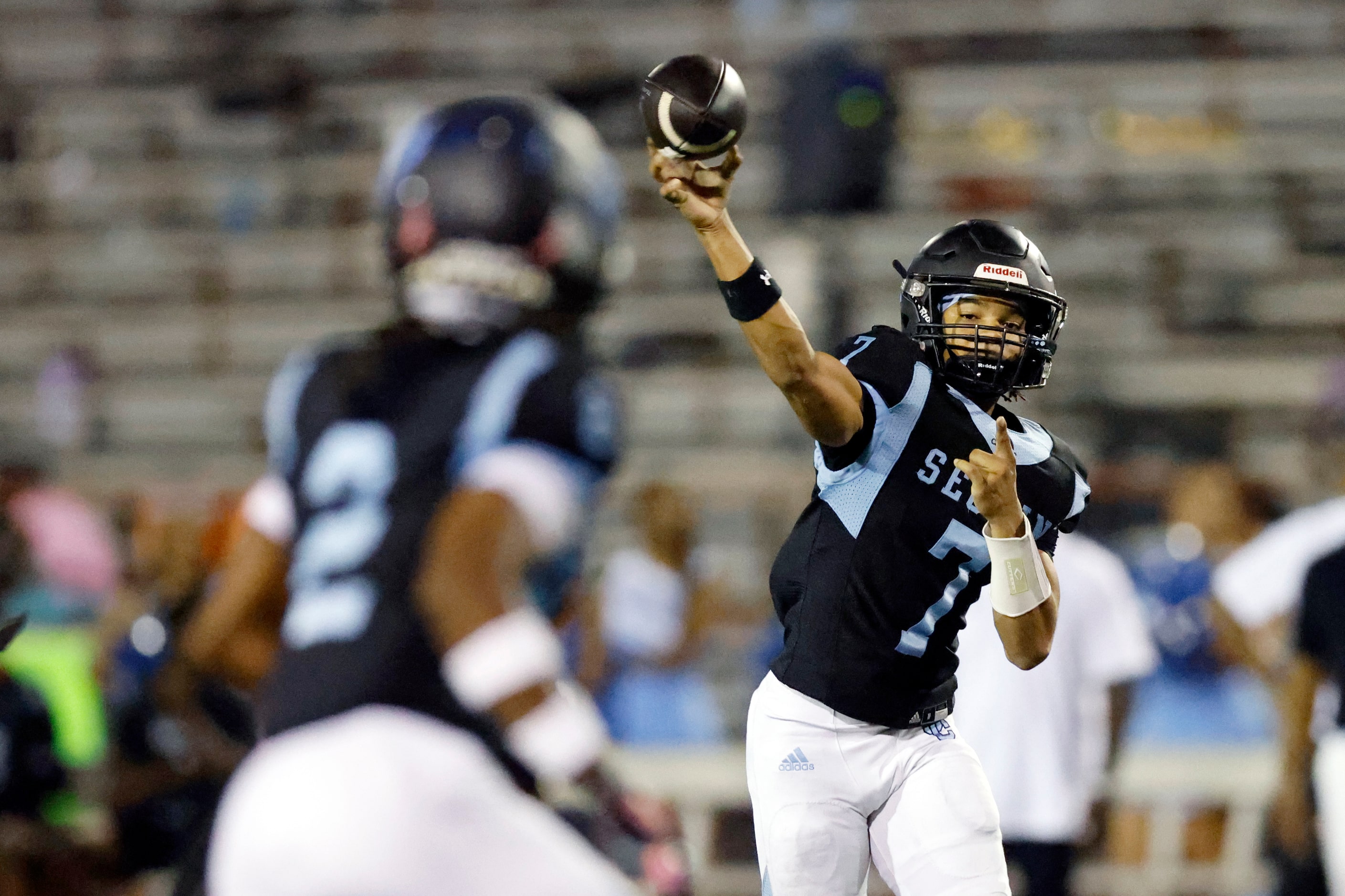 Arlington Seguin quarterback Chevy Andrews (7) throws a pass to wide receiver G'mani Smith...