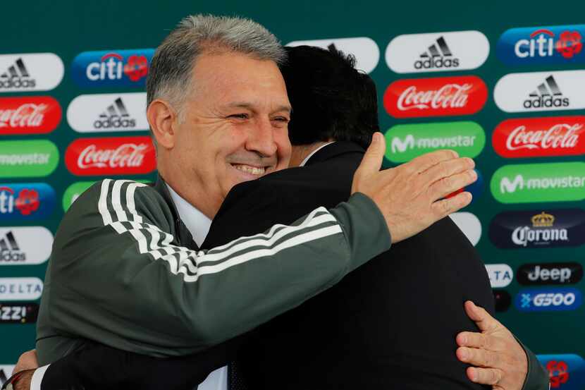 Gerardo Martino abraza a Yon De Luisa, presidente de la Federación Mexicana de Futbol, tras...